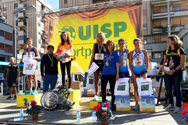 Federica Livi sul gradino pi alto del podio alla Maratona D'annunziana di Pescara