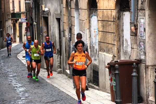 Paola Patta si avvia a tagliare da vincitrice il traguardo della Maratonina del Cuore