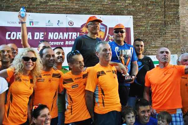 Gli orange festeggiano la vittoria societaria alla Corsa de' Noantri