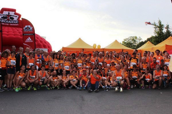 La tradizionale foto degli Orange prima dello start della Corri Roma
