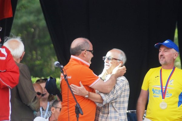 L'abbraccio commosso tra il nostro Presidente Pino Coccia ed il Patron dell'Amatrice Configno Bruno D'Alessio