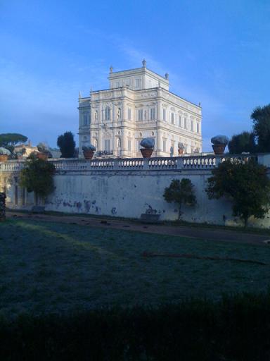La splendida villa Doria Pamphilj domina il parco .