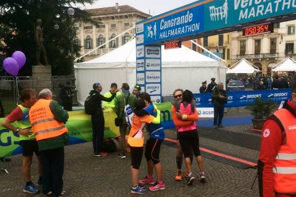 Abbracci ed emozioni sulla linea del traguardo della Maratona di Verona
