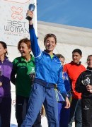 Michela Ciprietti alza il Trofeo conquistato dalle nostre atlete orange