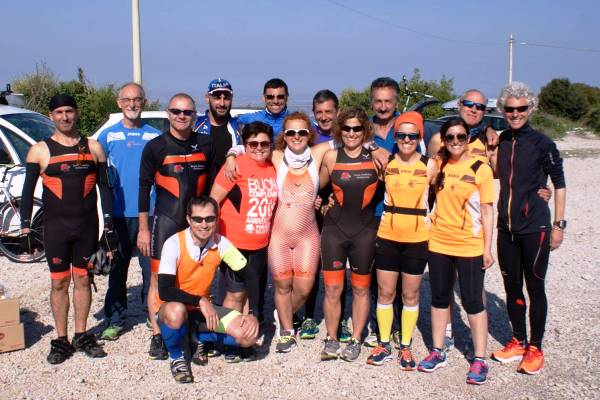 Il gruppo di podisti, ciclisti e triatleti orange