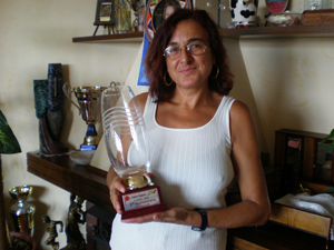 Patrizia santarelli con il Trofeo Podistica Solidariet