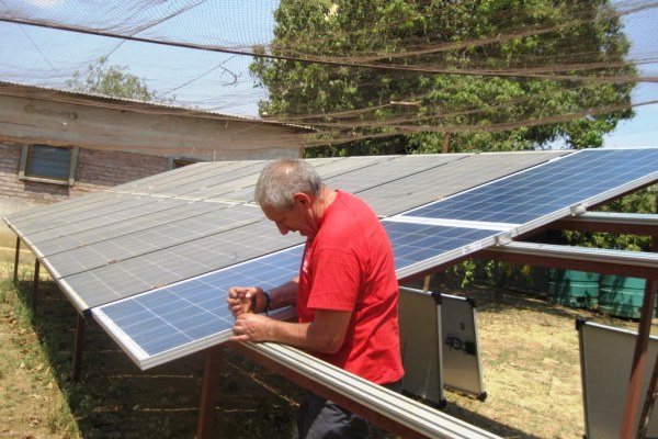 Il nostro Aldo De Michele alle prese con l'installazione dell'impianto fotovoltaico