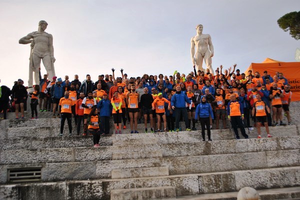 Gli Orange della Corsa di Miguel posano per la foto di gruppo sulle gradinate dello Stadio dei Marmi