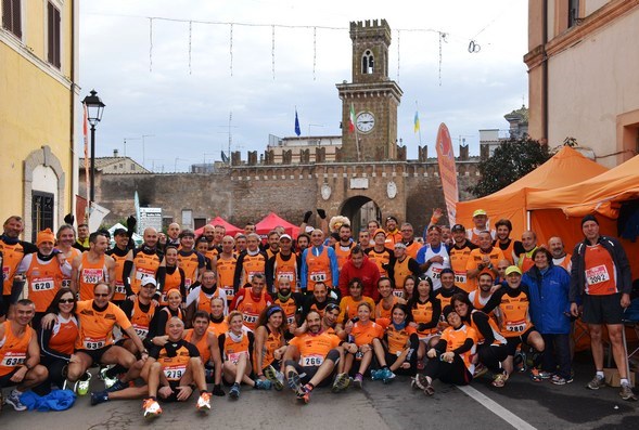 Il gruppo orange alla Maratonina dei Tre Comuni