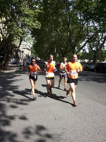 un gruppo di Orange in corsa