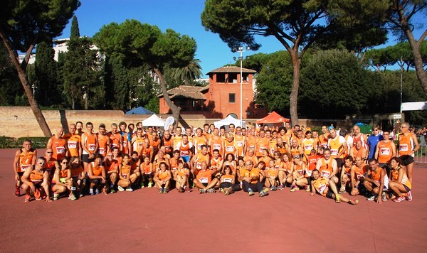 Il gruppone orange impegnato all'Hunger Run ora Roma Urbs Mundi