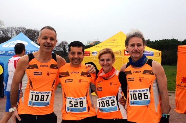 Gli orange Andrea Sburlino, Stefano Narsete, Francesca Lippi e Paolo Sai in una foto ricordo prima della gara