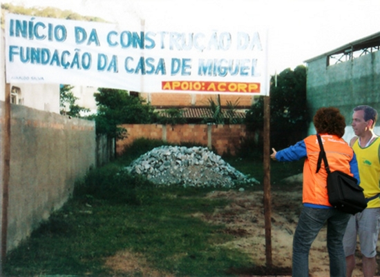 Pat, Antonio e i primi mattoni per la costruzione de “La Casa di Miguel” (fotomontaggio creativo)