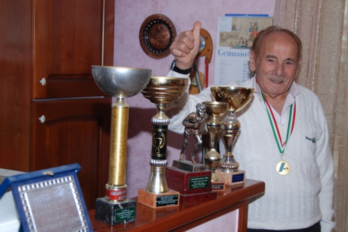 Antonino e i suoi trofei (foto di Patrizia De Castro)