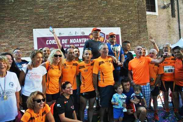 GLi orange capitanati dal Presidente Pino Coccia festeggiano la vittoria alla Corsa de' Noantri