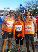 Giuseppina insieme a Marco Pellegrini e Thomas Fozzi allo start della maratona di Atene