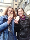 Annalisa e Kiara mostrano fiere le loro medaglie