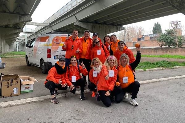 Un gruppo di volontari orange predisposti all'assistenza degli atleti
