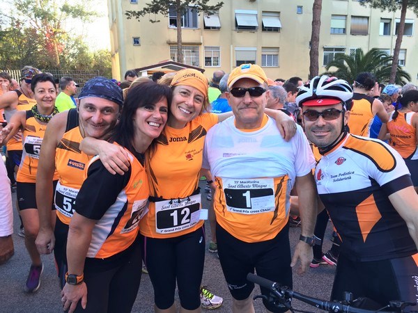 Alcuni orange presenti alla maratonina capitanati dal Presidente Pino Coccia omaggiato dagli organizzatori con il pettorale numero 1!!!